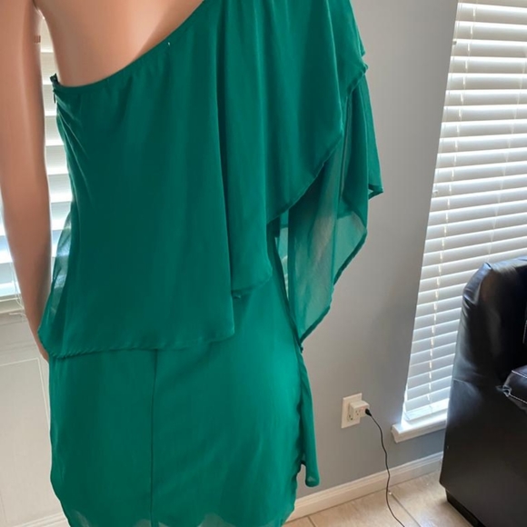 Sleeveless one shoulder dress - Picture 4 of 5